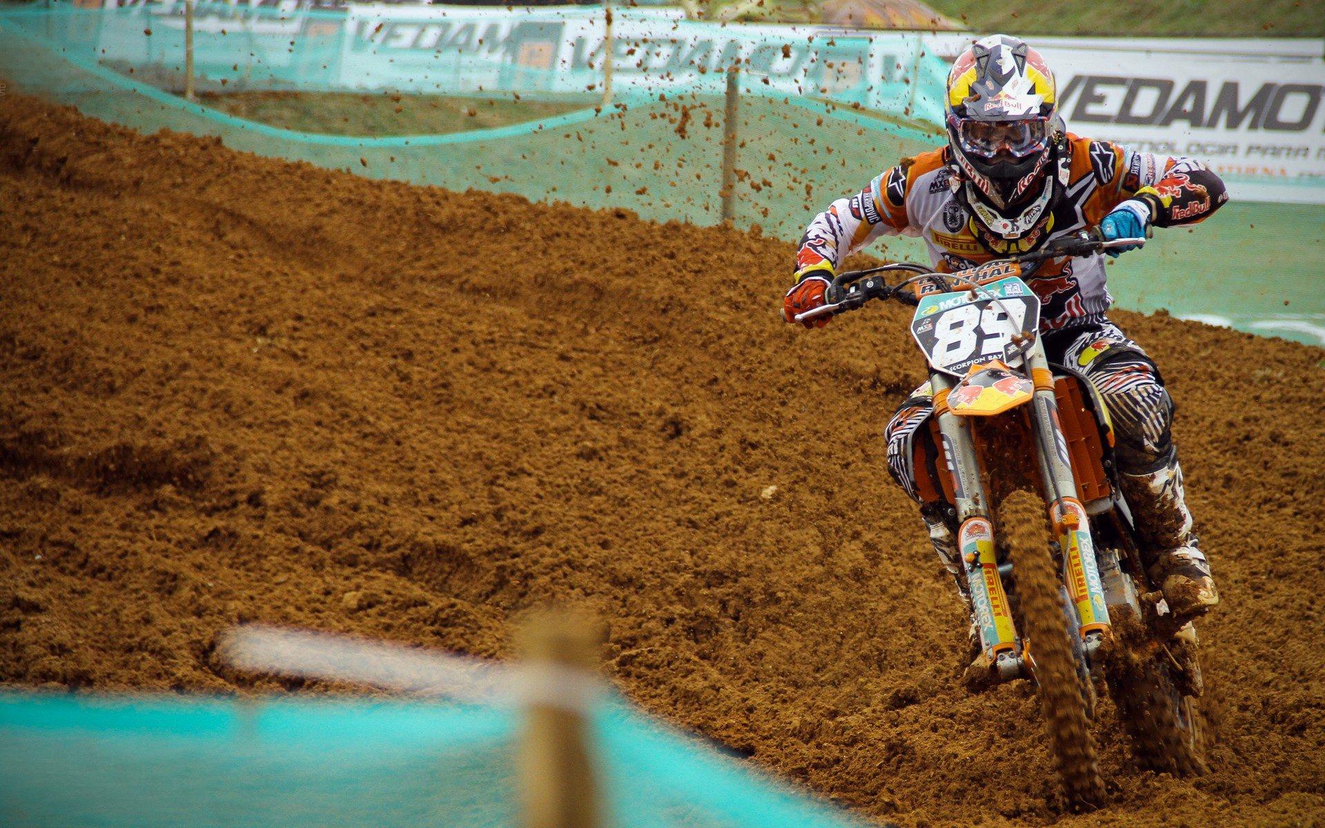 皇马坚守主帅至上原则，阿隆索获全权支持，新时代战略彰显传统魄力